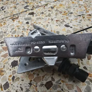 Pedales de bicicleta plateados