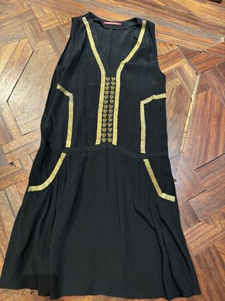Vestido negro sin mangas con detalles dorados