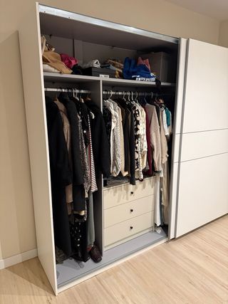 Armario moderno blanco y gris