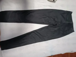 Pantalón polipiel negro talla 36 calentito
