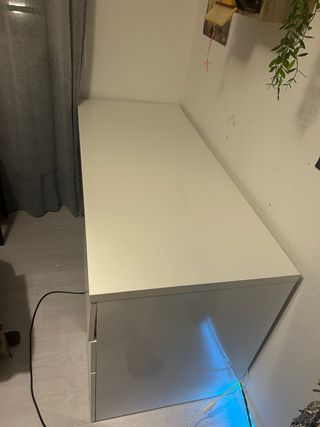 Escritorio blanco de madera