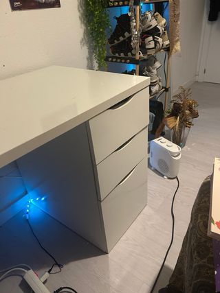 Escritorio blanco de madera