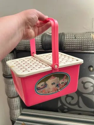 Cesta picnic juguete con accesorios vintage