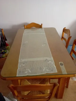 Mesa de comedor madera maciza y 4 sillas