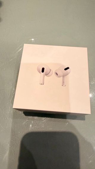 AirPods Pro Apple con funda negra