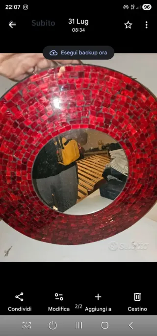 Specchio rotondo decorato con tessere rosse