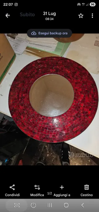 Specchio rotondo decorato con tessere rosse