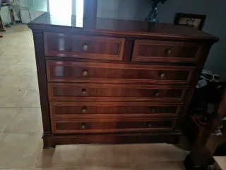 Cómoda de madera en buen estado