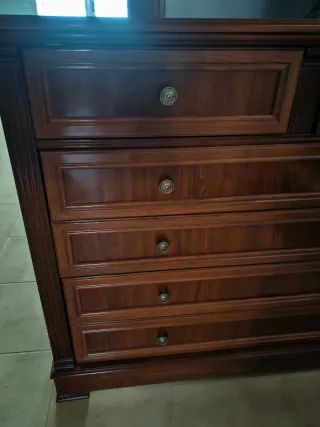Cómoda de madera en buen estado