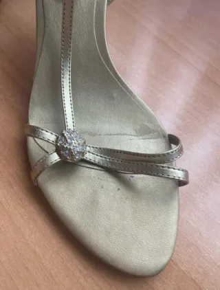 Tacones dorados con pedrería