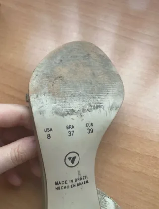 Tacones dorados con pedrería