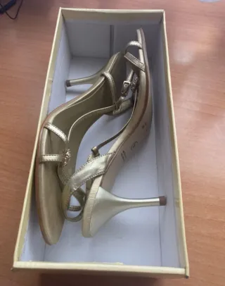 Tacones dorados con pedrería