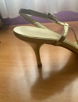 Tacones dorados con pedrería