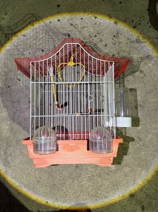 Jaula para pájaros roja y blanca