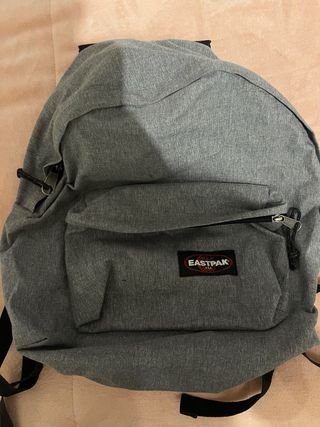 Mochila Eastpak Gris