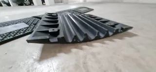 Badenes de Caucho con canalización 50x50x5cm,