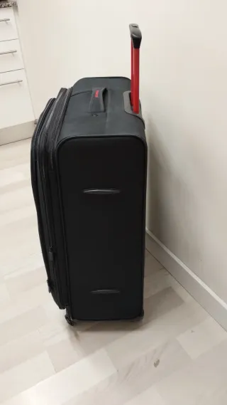 Maleta de tela negra y roja