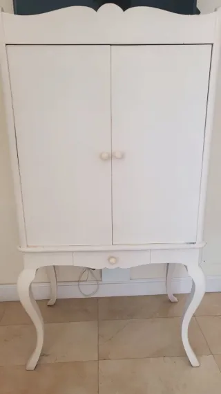 Mueble de madera maciza blanco