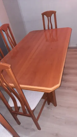 Mesa extensible y 6 sillas comedor madera