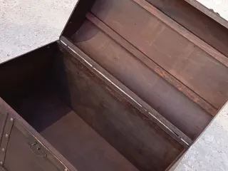 Baúl de madera con adornos metálicos