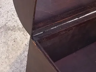 Baúl de madera con adornos metálicos