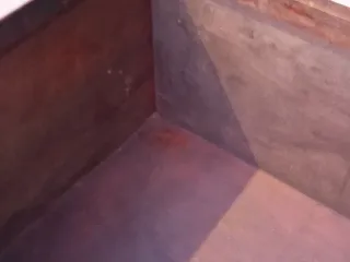 Baúl de madera con adornos metálicos