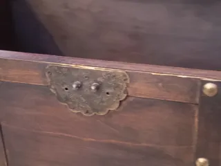 Baúl de madera con adornos metálicos