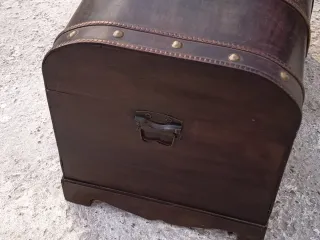 Baúl de madera con adornos metálicos