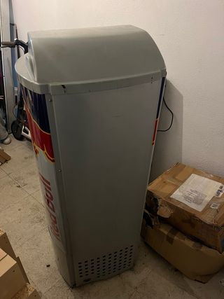 Nevera expositora Red Bull