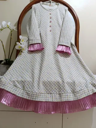 Vestido blanco con detalles rosas