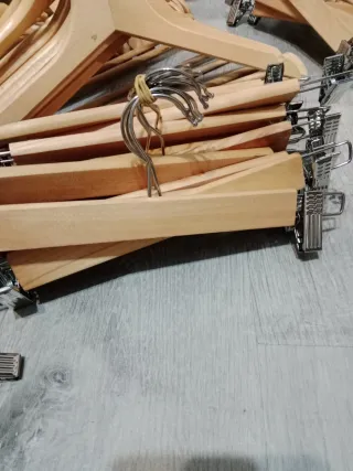 Perchas de madera y metal