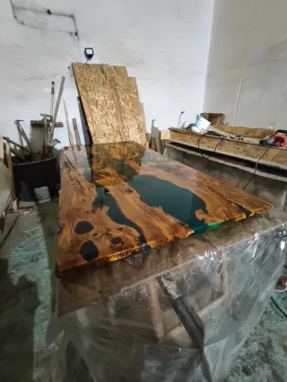 Mesa de comedor madera y resina epoxi