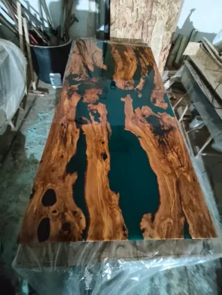 Mesa de comedor madera y resina epoxi