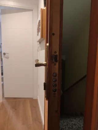 Puerta blindada entrada piso.