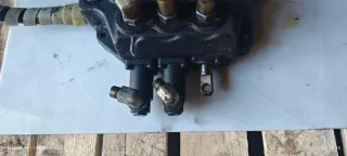 Distribuidor Hidráulico Mini Pala Cargadora DOSSAN