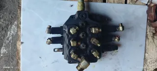 Distribuidor Hidráulico Mini Pala Cargadora DOSSAN