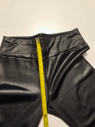 Pantalones negros efecto piel