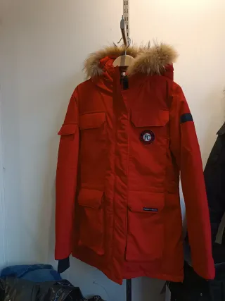 Chaqueta roja con capucha y pelo diferente tallas