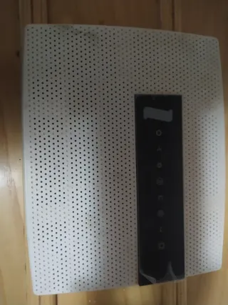 Router blanco con panel de control