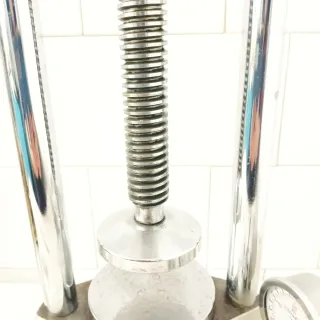 Prensa manual con manómetro