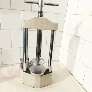 Prensa manual con manómetro