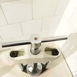 Prensa manual con manómetro