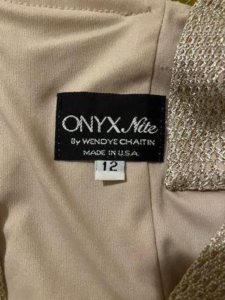 Vestido dos piezas beige de fiesta