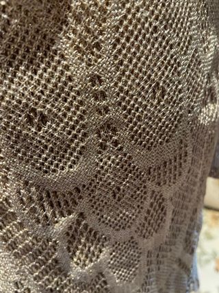 Vestido dos piezas beige de fiesta