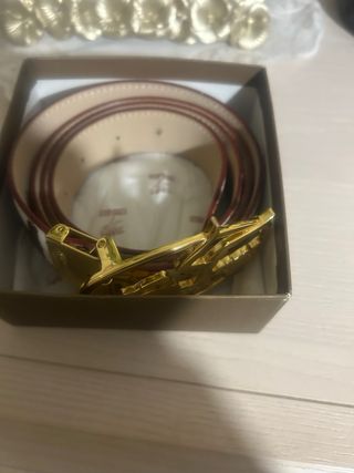 Cintura con fibbia dorata e stampa