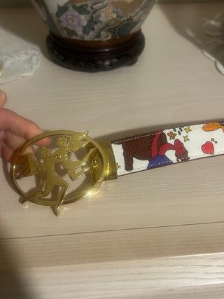 Cintura con fibbia dorata e stampa