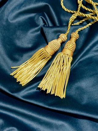 Cingulo dorado con borlas