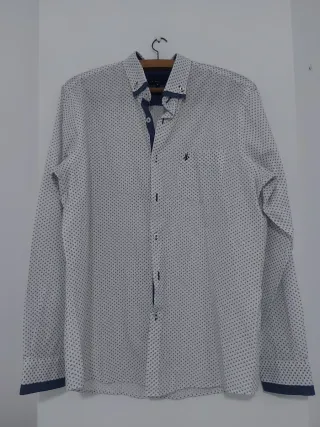Camisa estampada azul y blanca