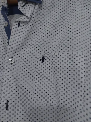 Camisa estampada azul y blanca