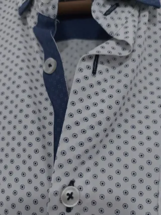 Camisa estampada azul y blanca
